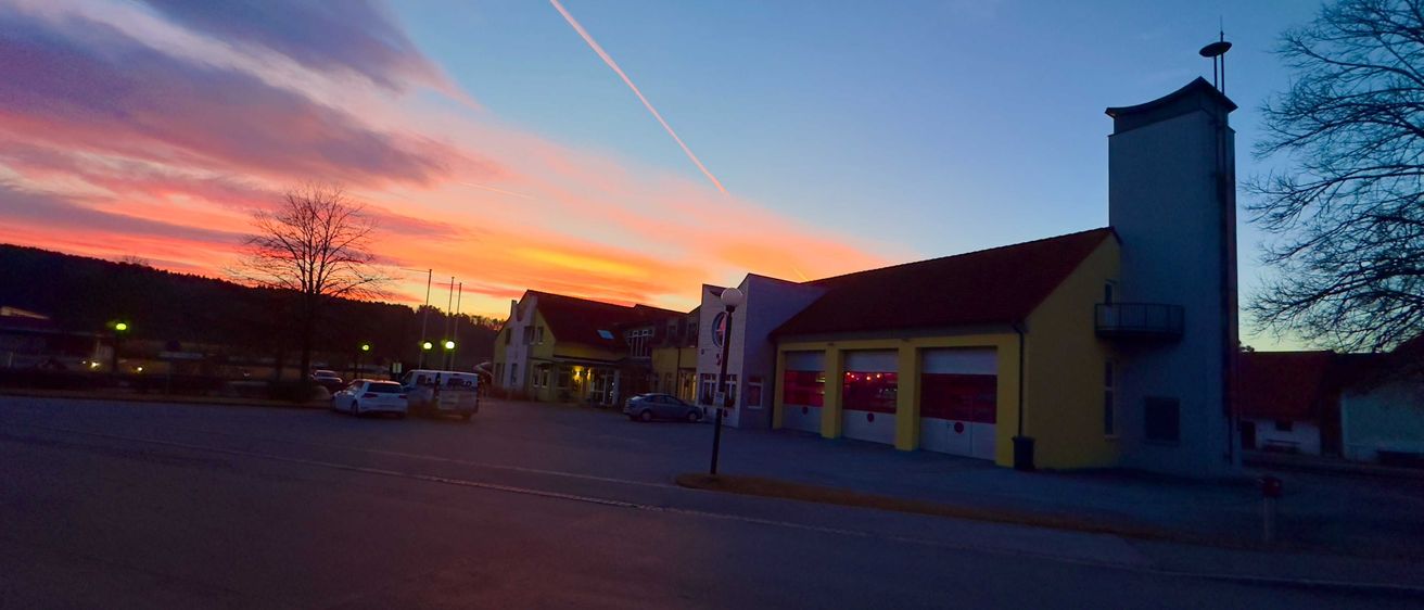 Bild enthält, City, Road, Street, Urban, Neighborhood, Outdoors, Shelter, Nature, Sky, Car