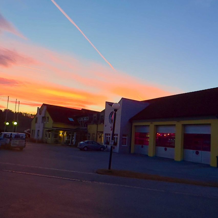 Bild enthält, City, Road, Street, Urban, Neighborhood, Outdoors, Shelter, Nature, Sky, Car