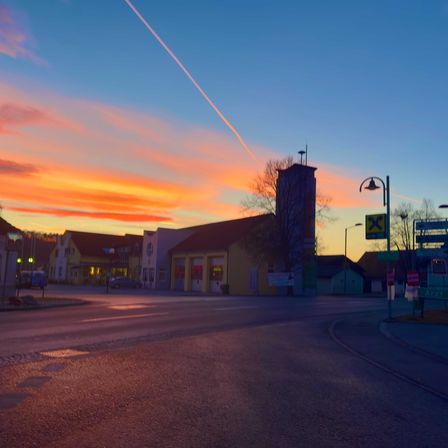Bild enthält, City, Road, Street, Urban, Neighborhood, Outdoors, Sky, Tarmac, Shelter, Car
