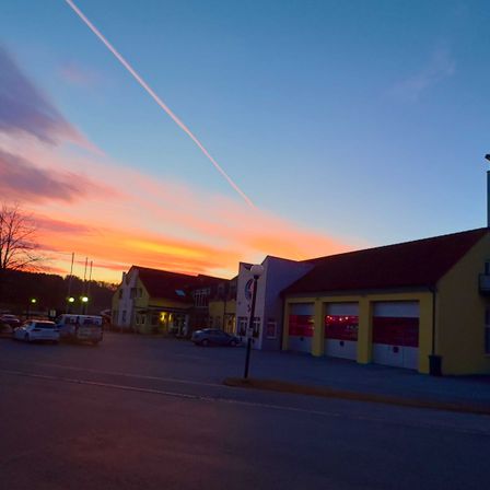 Bild enthält, City, Road, Street, Urban, Neighborhood, Outdoors, Shelter, Nature, Sky, Car