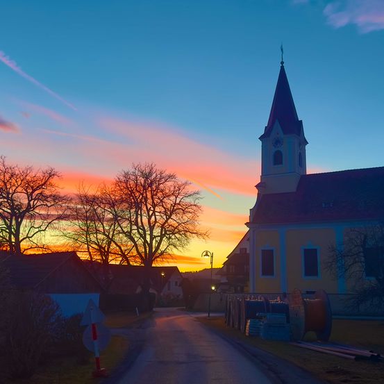 Bild enthält, Spire, Nature, Outdoors, Sky, Sunset, Sunrise, Shelter, Bell Tower, Road, City