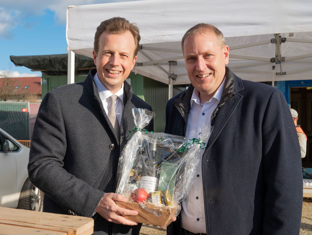 Bild enthält, Coat, Plywood, Wood, Jacket, Adult, Male, Man, Person, Hat, Tie