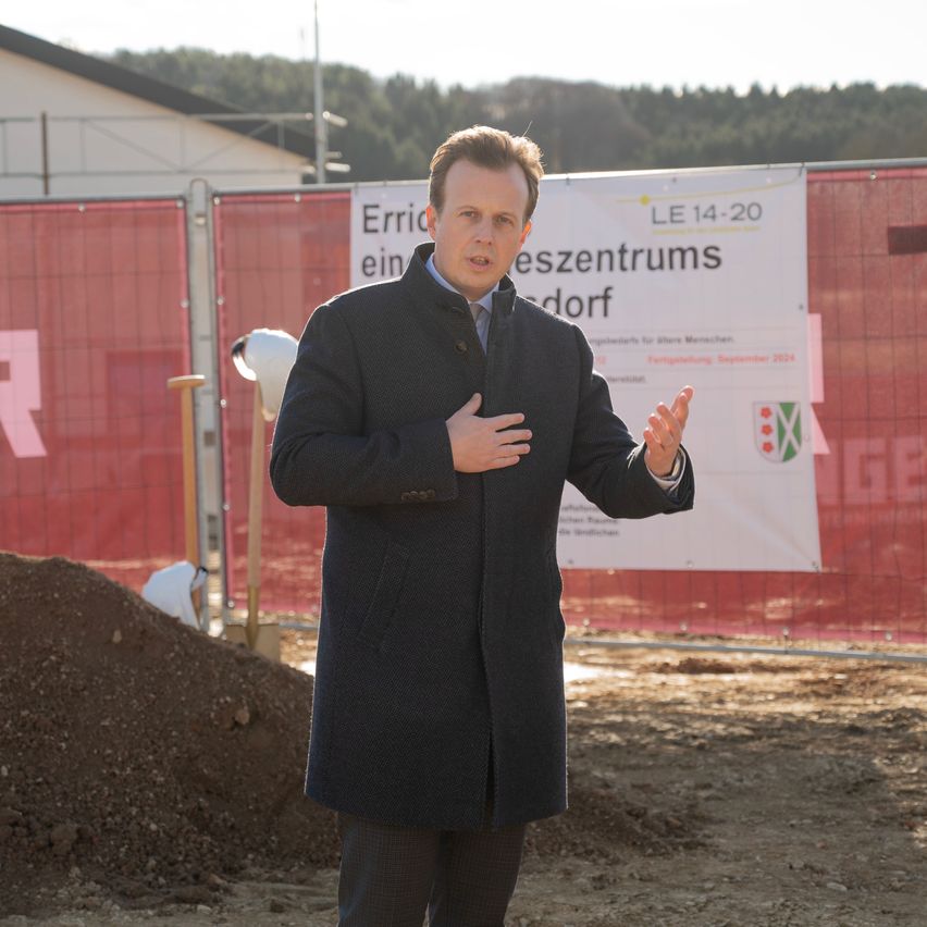 Bild enthält, Coat, Adult, Male, Man, Person, People, Soil, Formal Wear, Crowd, Fire Hydrant