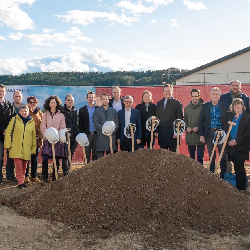 Bild enthält, Soil, Groupshot, Person, Helmet, Shoe, People, Glasses, Coat, Glove, Outdoors