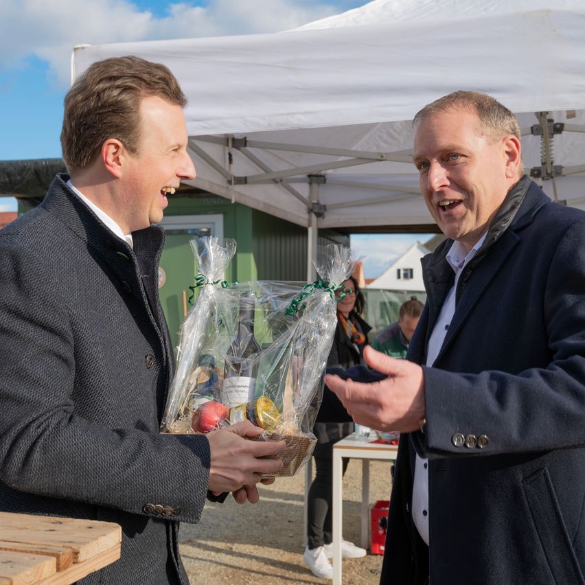 Bild enthält, Plywood, Wood, Adult, Male, Man, Person, Coat, Shoe, Finger, Glasses