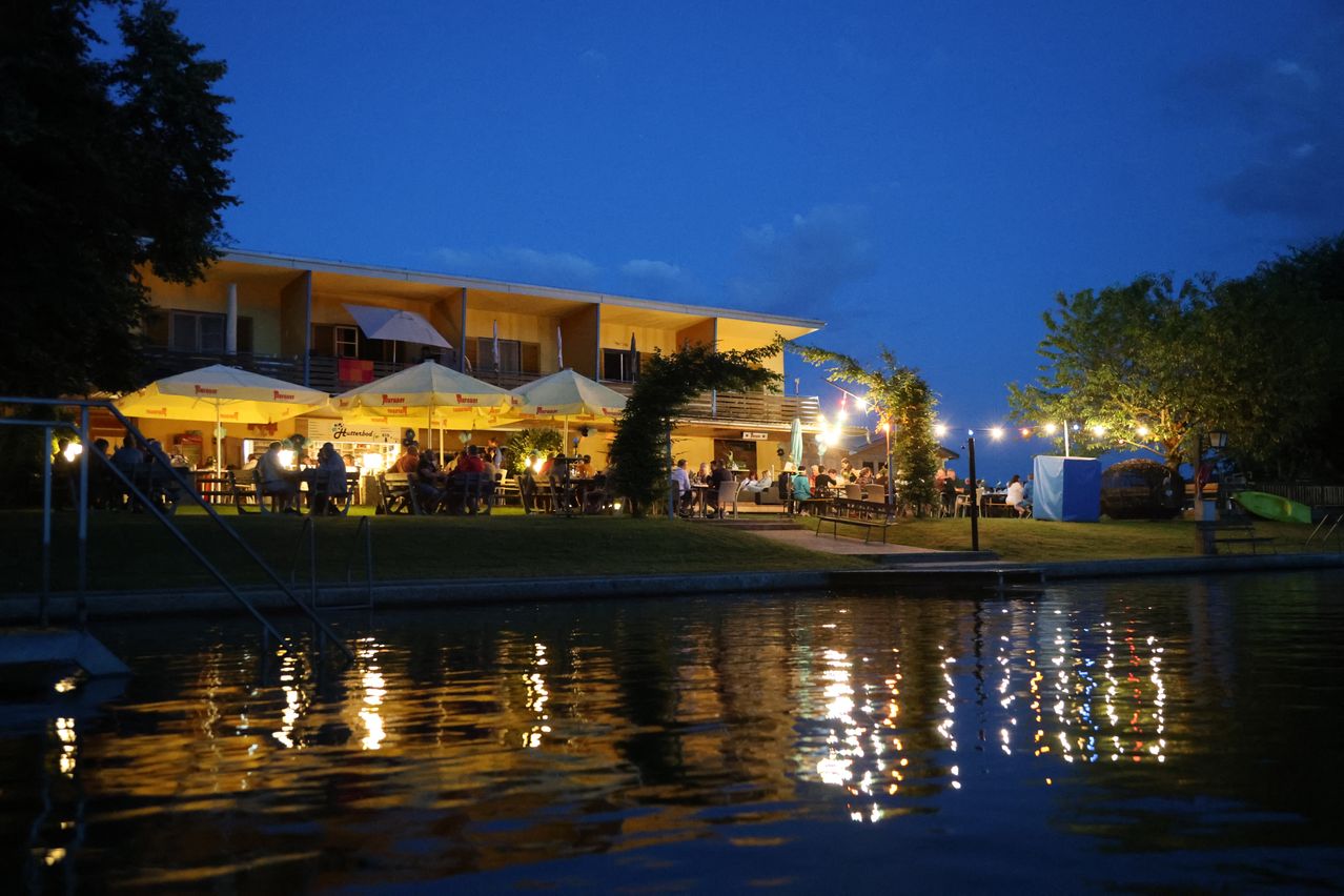 Bild enthält, Building, Hotel, Resort, Waterfront, Summer, Nature, Outdoors, Scenery, Shelter, Tree