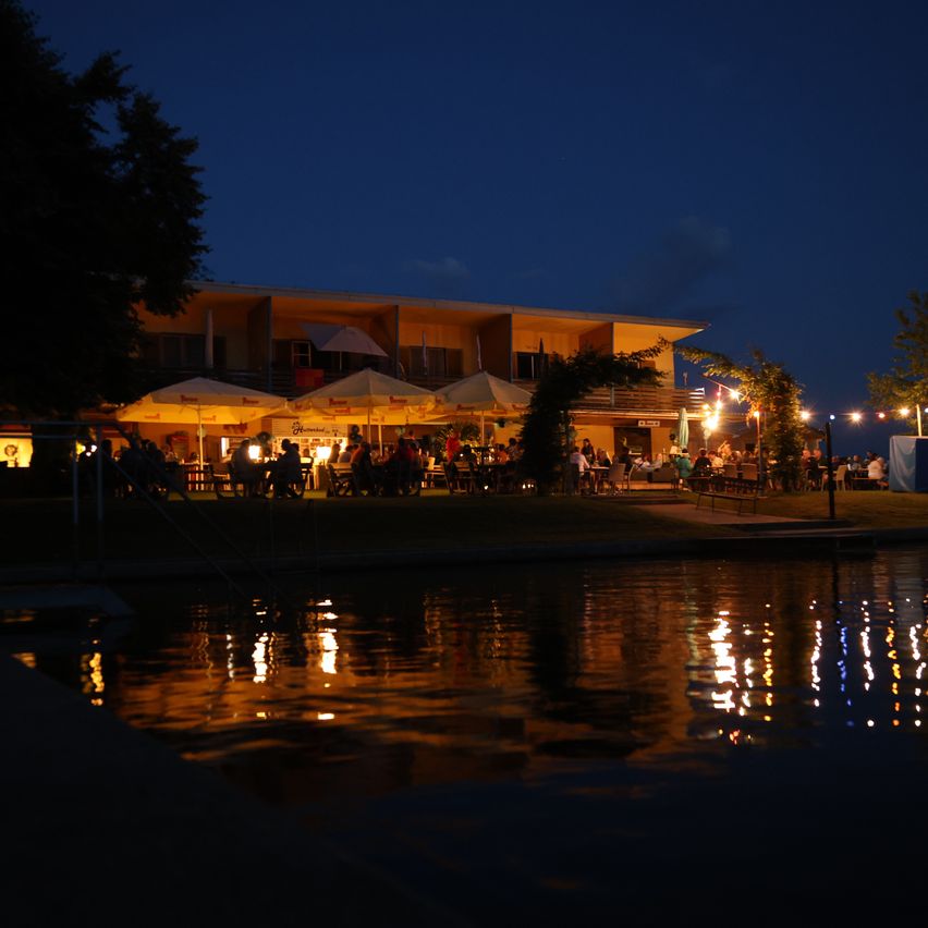 Bild enthält, Building, Hotel, Resort, Water, Waterfront, Nature, Night, Outdoors, Lighting, Villa