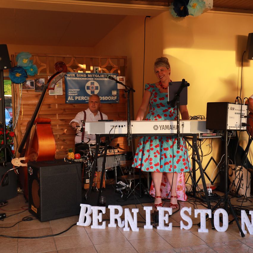 Bild enthält, Guitar, Musical Instrument, Group Performance, Music Band, Musician, Performer, Person, Adult, Male, Man