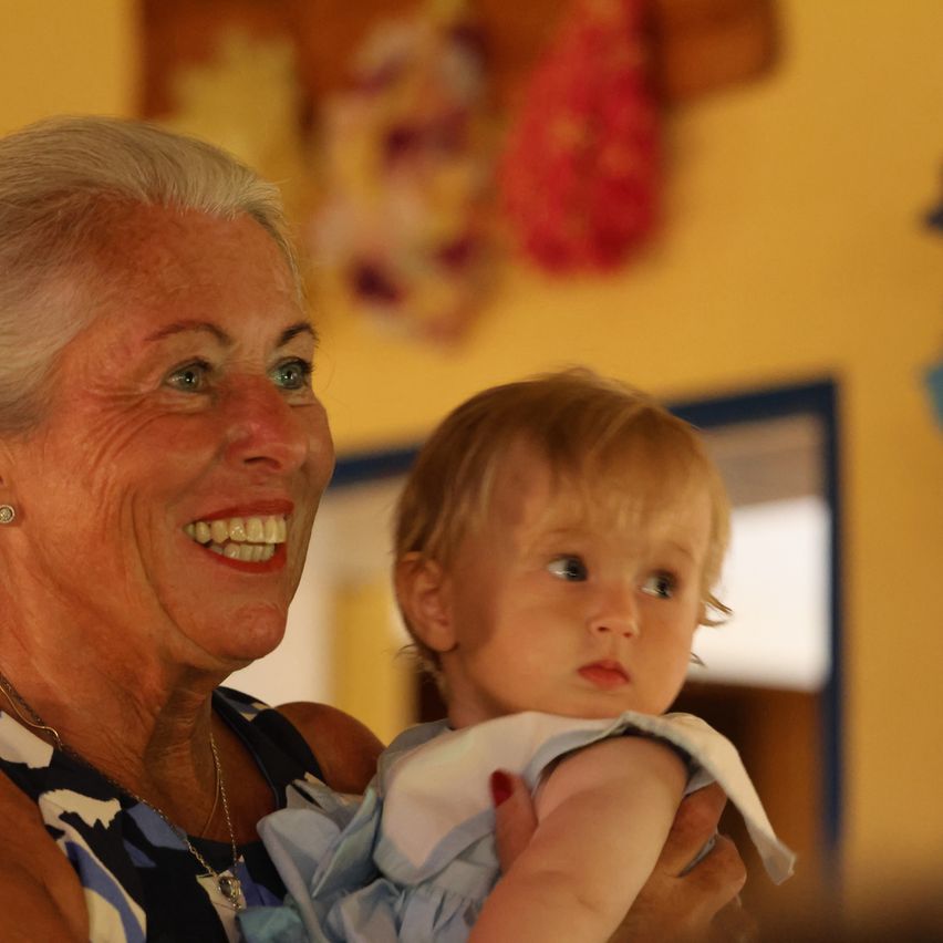 Bild enthält, Body Part, Finger, Hand, Person, Baby, Face, Head, Photography, Portrait