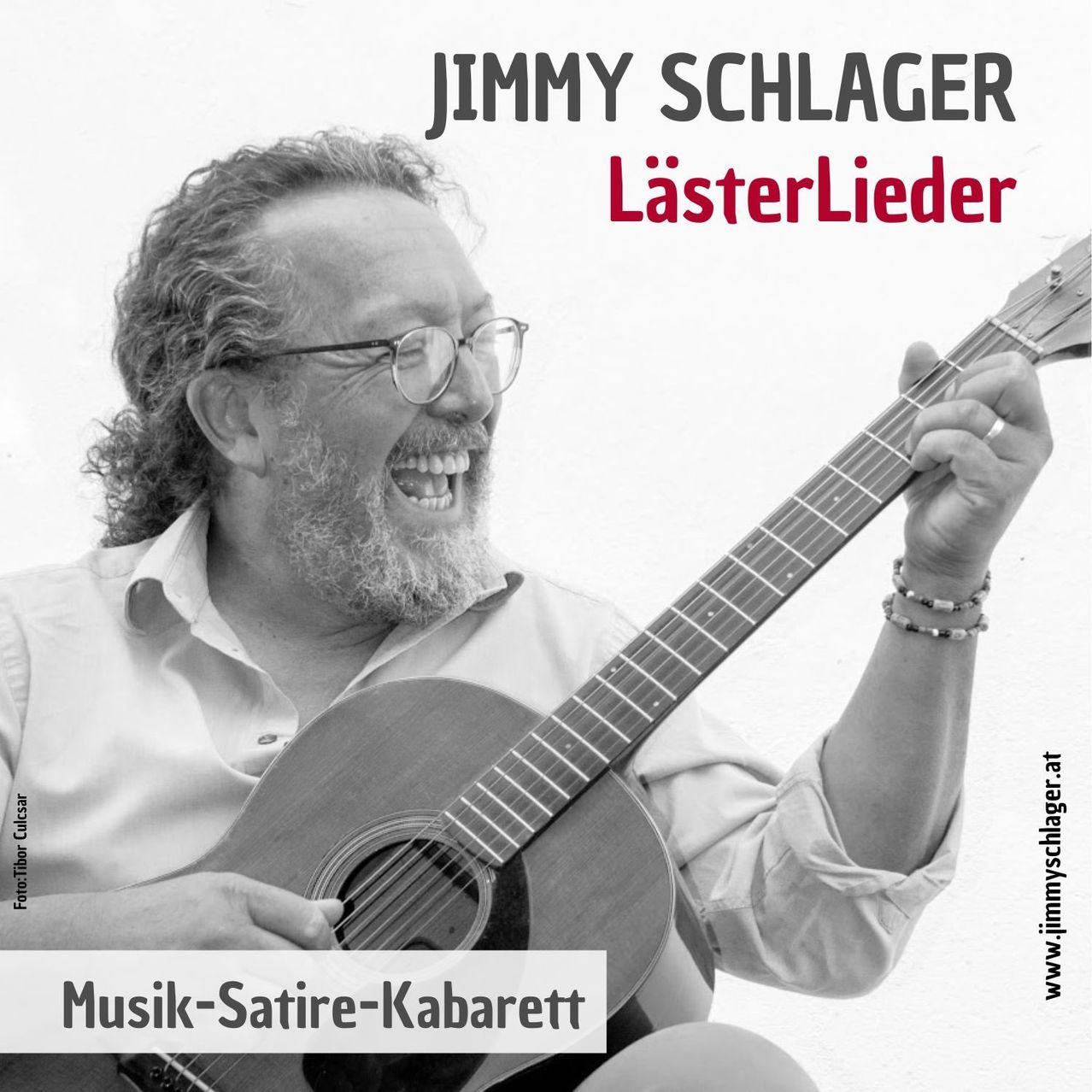 Ein Mann spielt eine Gitarre mit einem lächelnden Gesicht. Über ihm steht ein Text, der Jimmy Schlager und darunter steht der Text Musik-Satire-Kabarett liest.