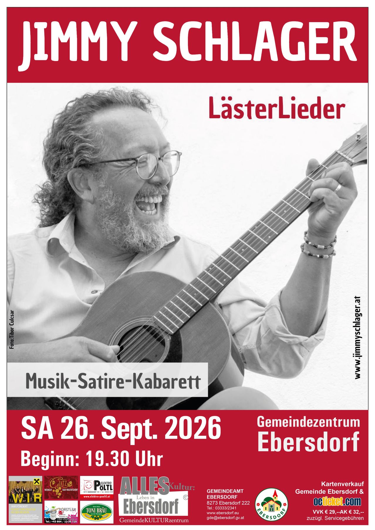 Schwarz-weiß-Foto eines Mannes, der eine Gitarre spielt, betitelt 'Lästerlieder'. Er trägt eine Brille, ein weisses Hemd und ein Armband. Das Datum 'SA 26. Sept. 2026' steht darunter.