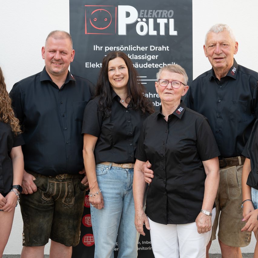 A group of people in black shirts and shorts are posing for a photo in front of a banner with the text 'Ihr personlicher Draht'.