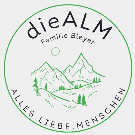 Rundes Logo für dieALM Familie Bleyer, das eine Berglandschaft mit Bäumen und einem grünen Umriss zeigt und den Satz 'Alles. Liebe. Menschen.' um den Rand herum anzeigt.