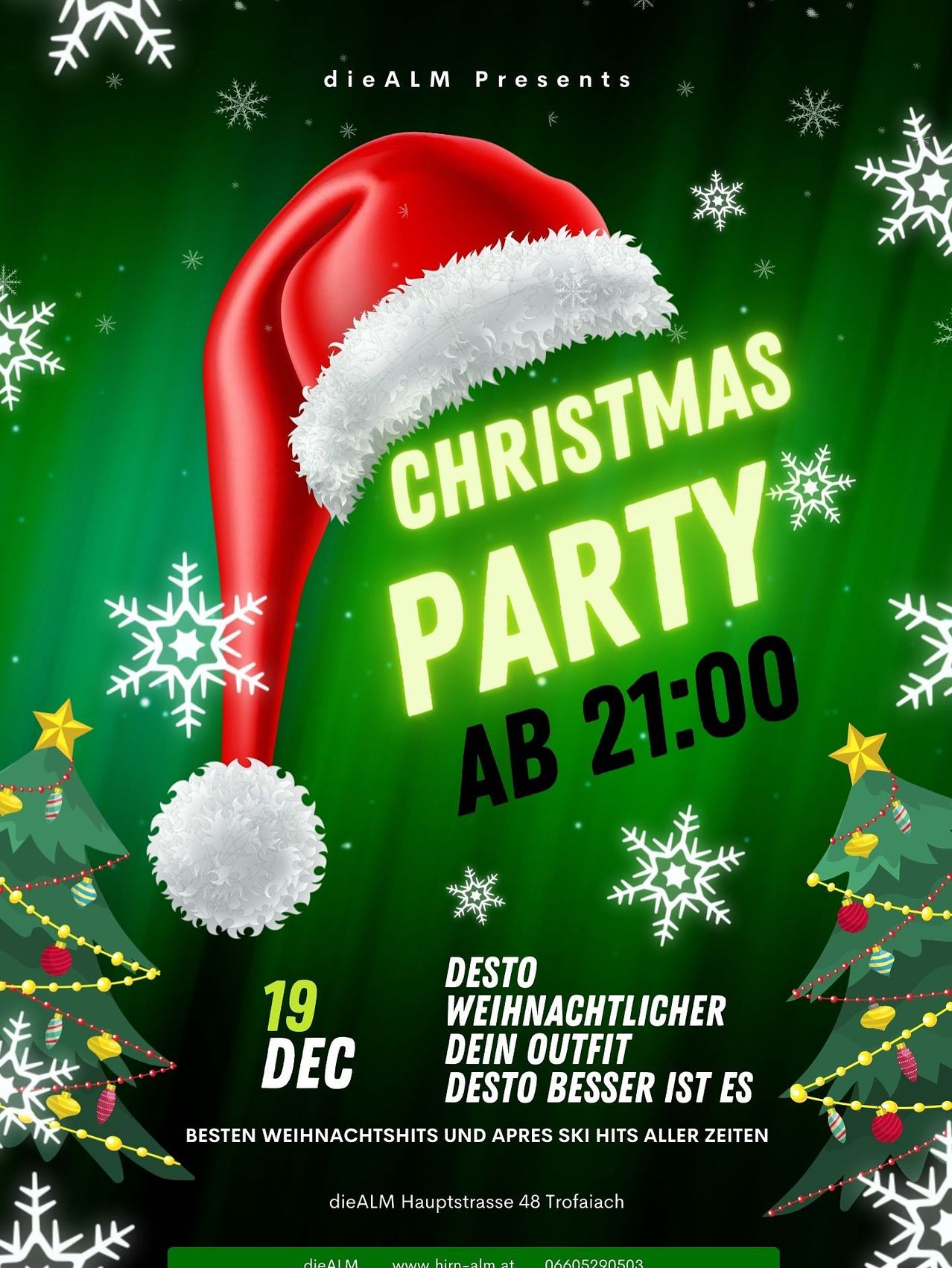 Weihnachtsparty-Poster mit einem Weihnachtsmannhut auf grünem Hintergrund. Schneeflocken und Weihnachtsbäume sind um den Hut herum. Das Datum ist der 19. Dezember und die Zeit ist 21:00. Der Text lautet 'Weihnachtsparty ab 21:00' und 'Desto Weihnachtenlicher Dein Outfit Desto Besser Ist Es'.