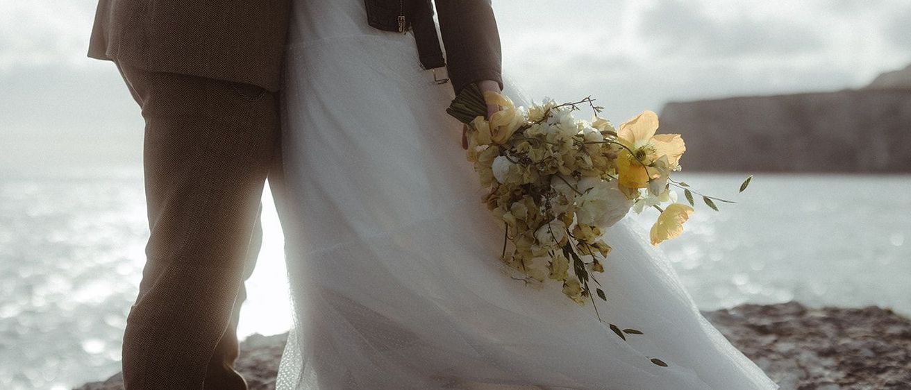 Bild enthält, Flower, Flower Arrangement, Flower Bouquet, Dress, Petal, Formal Wear, Gown, Wedding Gown, Photography, Portrait