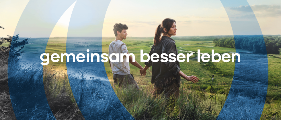 Bild enthält, Person, Walking, Photography, Grass, Adult, Female, Woman, Coat, Outdoors, Advertisement