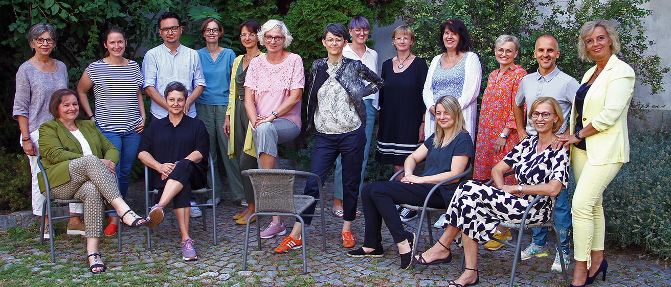 Bild enthält, People, Person, Groupshot, Adult, Female, Woman, Male, Man, Shoe, Pants