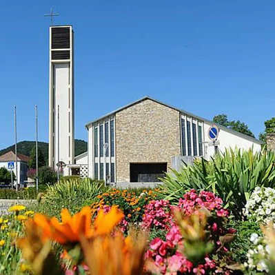 Bild enthält, Bell Tower, Neighborhood, Grass, Outdoors, Nature, Garden, Yard, Flower, City, Clock Tower