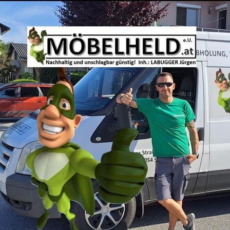 Bild enthält, T-Shirt, Shorts, Adult, Male, Man, Person, Advertisement, Text, Face, Vehicle