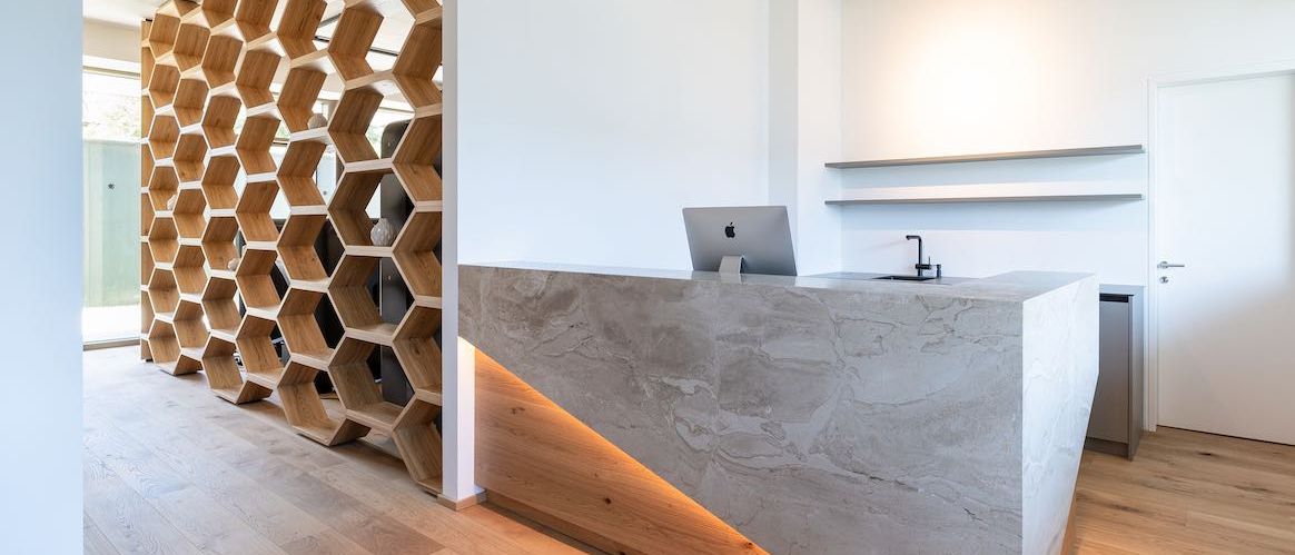 Bild enthält, Indoors, Interior Design, Furniture, Table, Wood, Reception, Floor, Monitor, Foyer