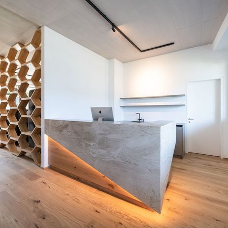 Bild enthält, Indoors, Interior Design, Furniture, Table, Wood, Reception, Floor, Monitor, Foyer