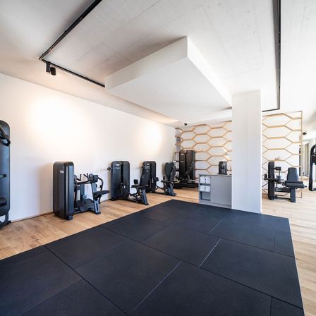 Bild enthält, Floor, Working Out, Fitness, Sport, E-scooter, Transportation, Vehicle, Gym