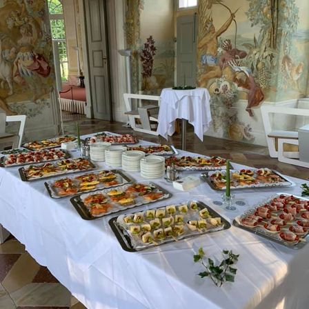 Bild enthält, Food, Meal, Brunch, Cafeteria, Indoors, Restaurant, Buffet, Pizza, Baby, Person