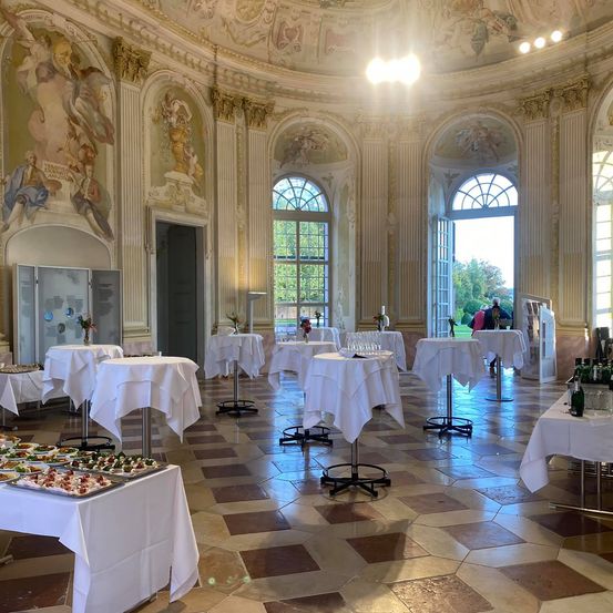 Bild enthält, Indoors, Hall, Fun, Banquet, Floor, Architecture, Building, Person, Dining Room, Table