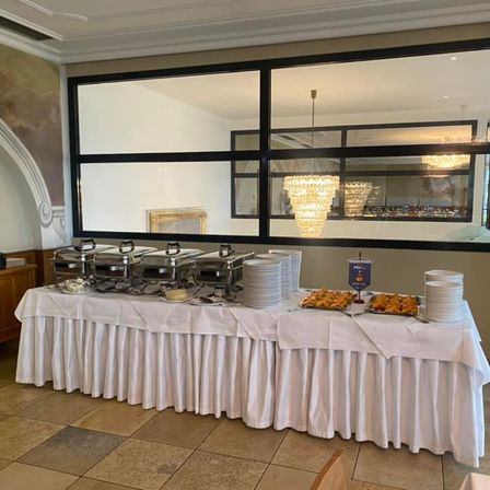 Bild enthält, Cafeteria, Indoors, Restaurant, Food, Meal, Buffet, Interior Design, Architecture, Building