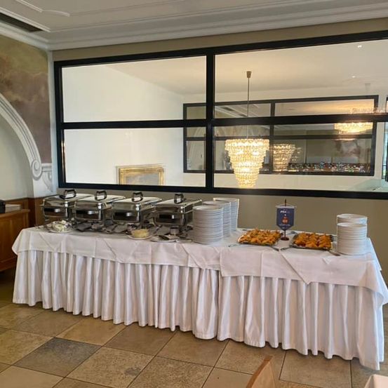 Bild enthält, Cafeteria, Indoors, Restaurant, Food, Meal, Buffet, Interior Design, Architecture, Building