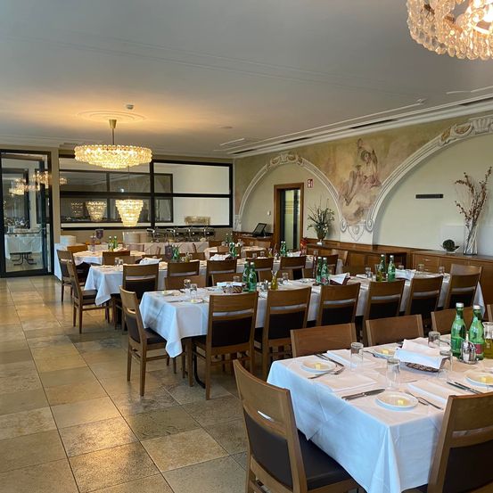 Bild enthält, Indoors, Hall, Fun, Knife, Weapon, Person, Banquet, Chandelier, Plate, Fork