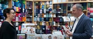 Bild enthält, Adult, Female, Person, Woman, Male, Man, Face, Head, Monitor, Shop