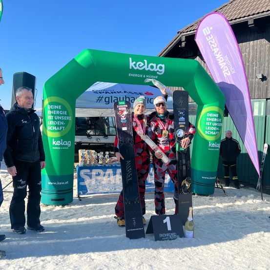 Bild enthält, Adult, Male, Man, Person, Female, Woman, Jacket, Shoe, Shelter, Pants