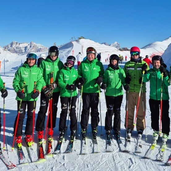 Bild enthält, Nature, Outdoors, Glove, Person, Boy, Male, Teen, Adult, Man, Snow