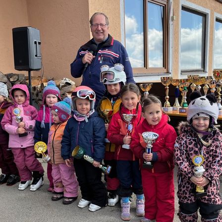 Bild enthält, People, Person, Jacket, Child, Female, Girl, Adult, Woman, Boy, Male