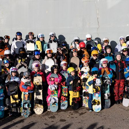 Bild enthält, People, Person, Clothing, Coat, Outdoors, Nature, Crowd, Jacket