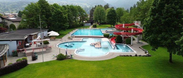 Bild enthält, Hotel, Resort, Pool, Water, Swimming Pool, Outdoors, Grass, Plant, Person, Bench