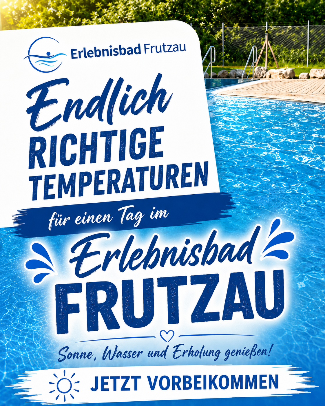 Eine Werbung für den Erlebnisbad Frutzau, die den Pool mit einladendem blauem Wasser, sonnigem Wetter und einem sauberen, gut gepflegten Deckbereich zeigt. Der Text betont perfekte Temperaturen für einen Tag am Pool.