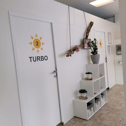 Bild enthält, Indoors, Interior Design, Floor, Plant, Foyer, Furniture