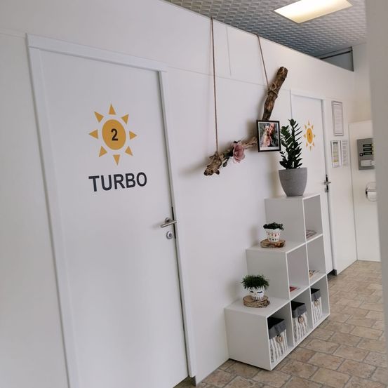 Bild enthält, Indoors, Interior Design, Floor, Plant, Foyer, Furniture