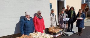 Bild enthält, Adult, Female, Person, Woman, People, Shop, Coat, Male, Man, Jacket