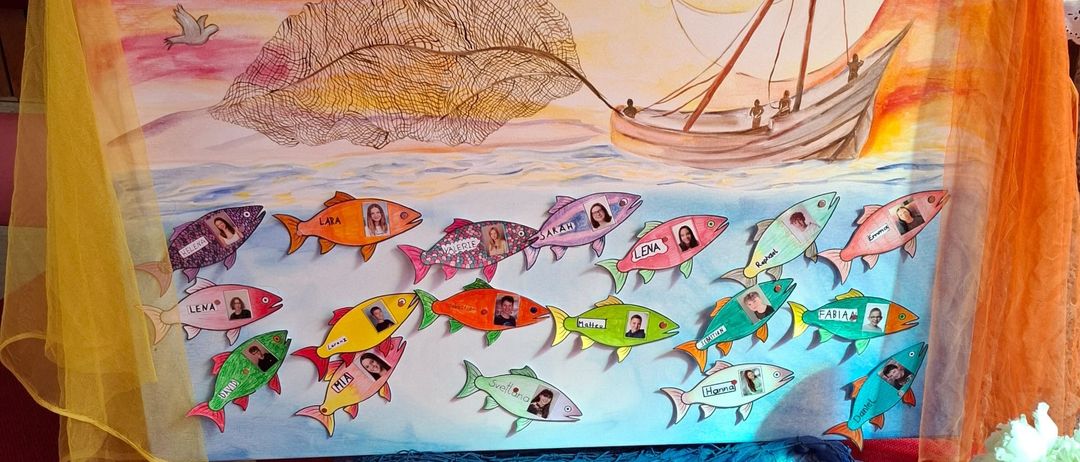 Eine farbenfrohe Kunst mit einem Boot, das Fische fängt, einem Sonnenuntergang im Hintergrund und einem Zitat aus Matthäus 4:19. Jeder Fisch hat einen Namen.