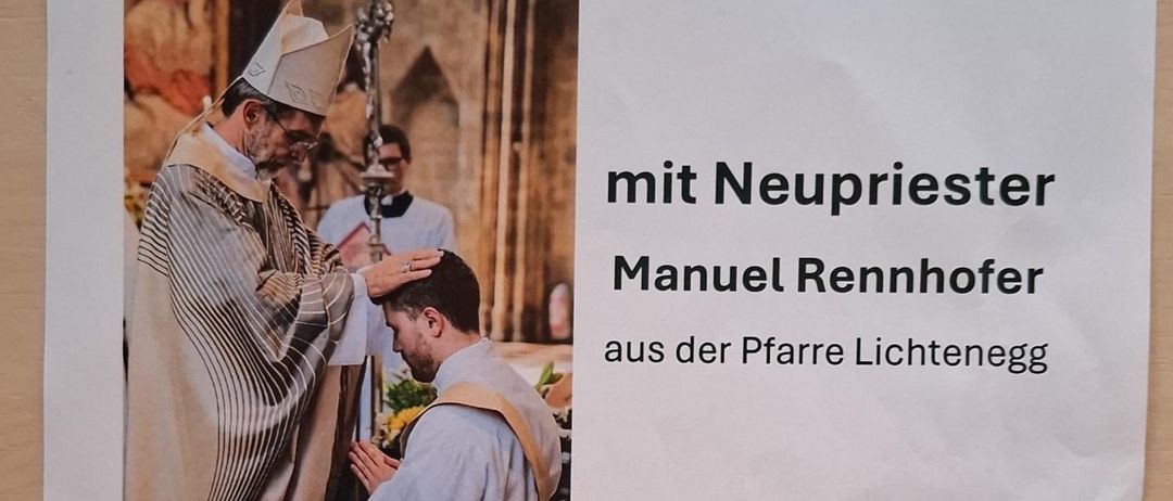 Plakat für eine heilige Messe mit einem Priester, der einen Mann segnet. Geplant für Samstag, 18. Juli 2026 um 18:30 Uhr. Manuel Rennhofer aus der Pfarre Lichtenegge.