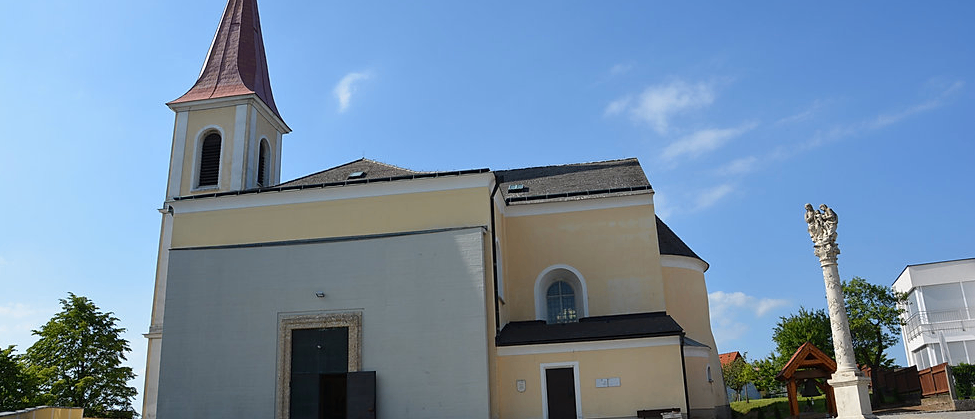 Bild enthält, Building, Spire, Tower, Bell Tower, Cathedral, Church, Arch, Gothic Arch, Clock Tower, Monastery