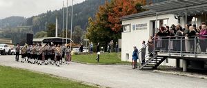 Bild enthält, People, Person, Car, Transportation, Vehicle