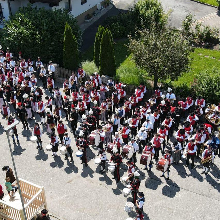 Bild enthält, People, Person, Marching, Architecture, Building
