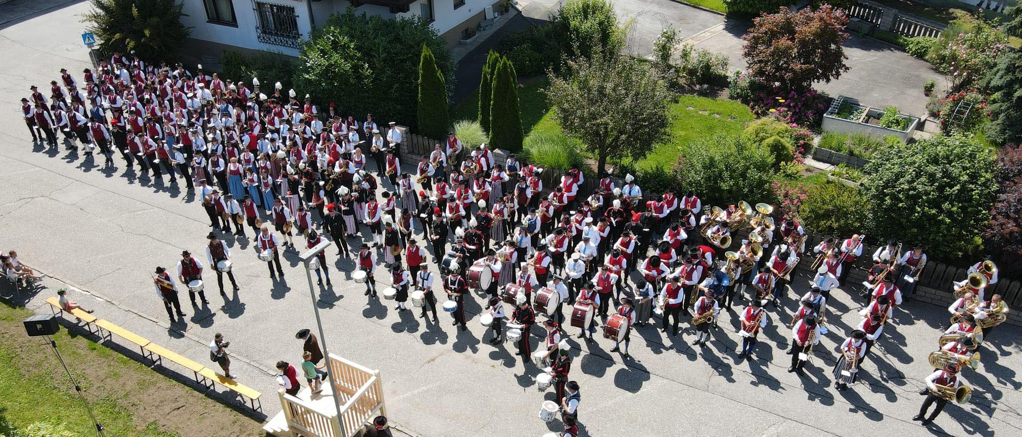 Bild enthält, People, Person, Marching, Architecture, Building