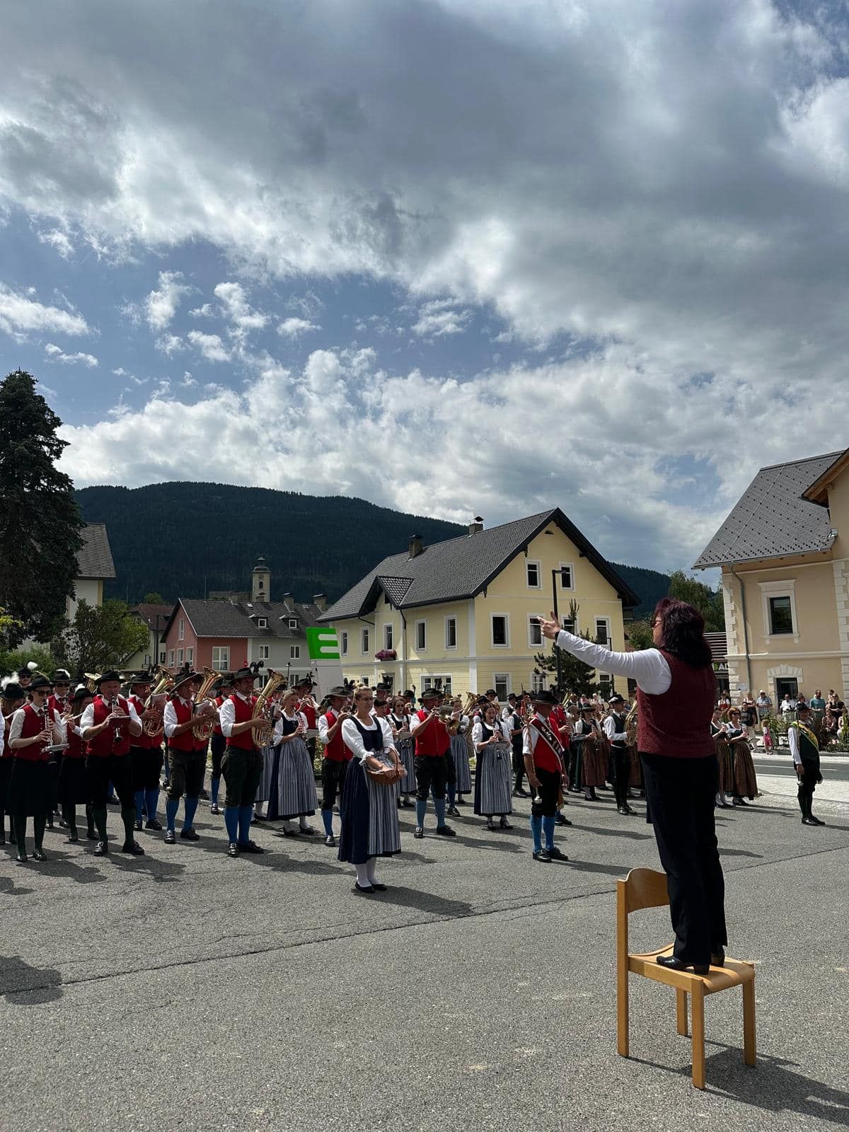Bild enthält, People, Person, Adult, Female, Woman, Flash Mob, Chair, Furniture