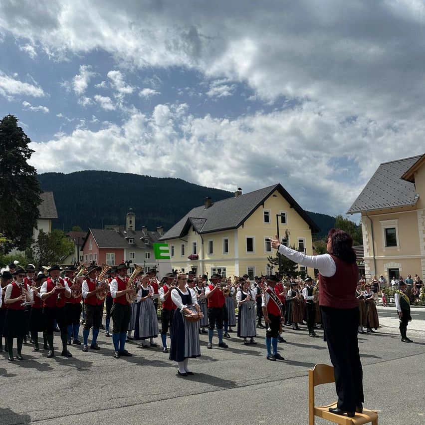 Bild enthält, People, Person, Adult, Female, Woman, Flash Mob, Chair, Furniture