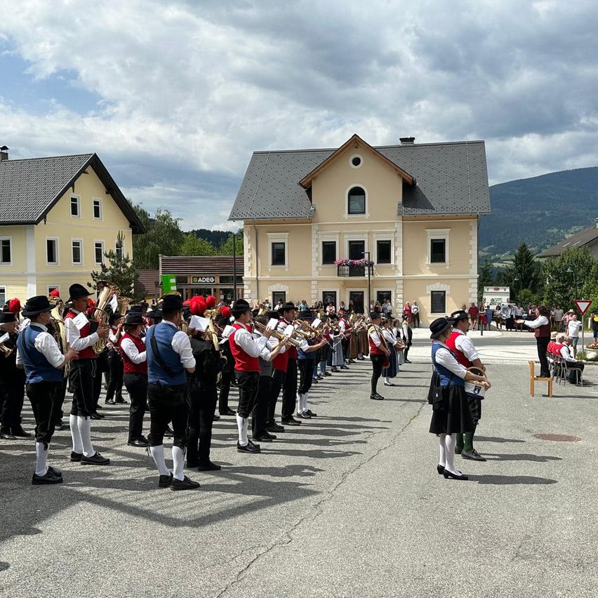 Bild enthält, People, Person, Marching, Flash Mob, Clothing, Footwear, Shoe